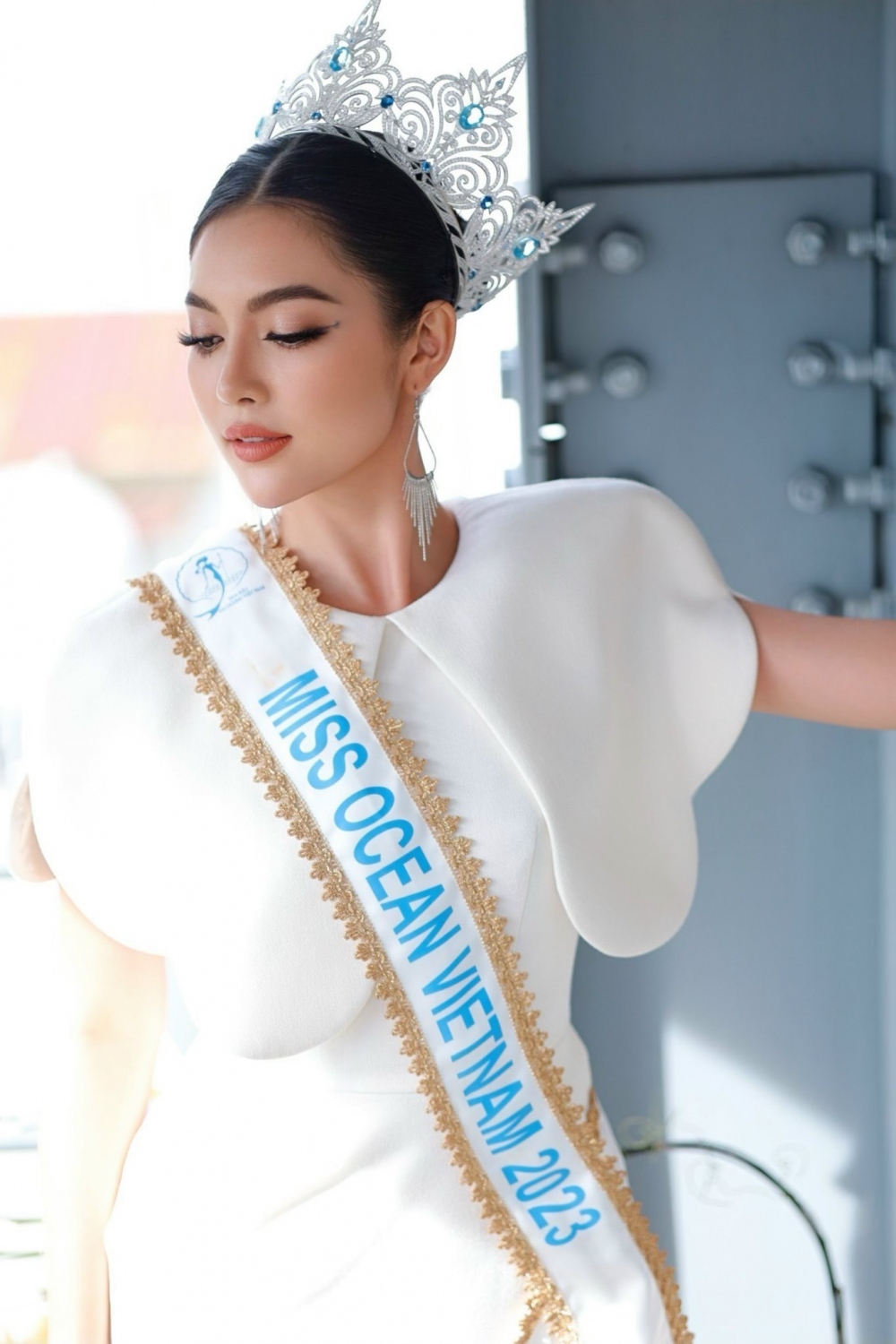 Bày tỏ quan điểm của mình về việc phẫu thuật thẩm mỹ, Hoa hậu Đại dương Việt Nam 2023 cho biết: “Ai cũng mong muốn mình hoàn thiện không chỉ bên trong mà còn vẻ ngoài. Khi tham gia cuộc thi, những điều tôi làm không hề vi phạm đạo đức, pháp luật. Tôi trân trọng sự cố gắng hoàn thiện vẻ ngoài của mình. Lý do mọi người đánh giá tiêu cực về vẻ ngoài của tôi vì hôm chung kết, tôi theo phong cách trang điểm khá đặc biệt. Nhưng cái tôi muốn mang đến chính là sự mới mẻ”.