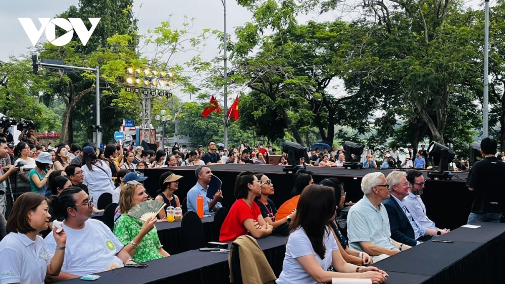Earlier the same day, crowds of people attend the opening of the UK Festival 2023 at Dong Kinh Nghia Thuc Square.