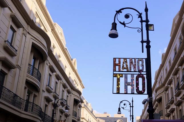 All the designs, architecture and display of decorations remind visitors of the reminiscence of the European street style in England, a beautiful country in Europe.