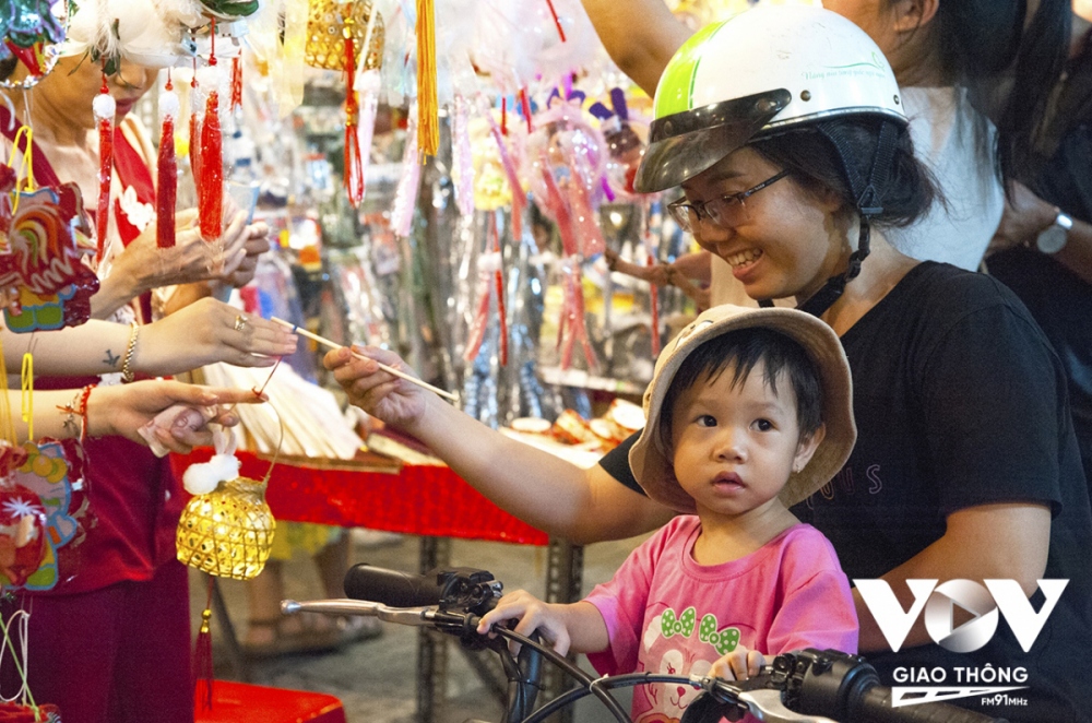 Many small children are curious about the eye-catching lantern that can be used on special occasions such as the Mid-Autumn Festival.