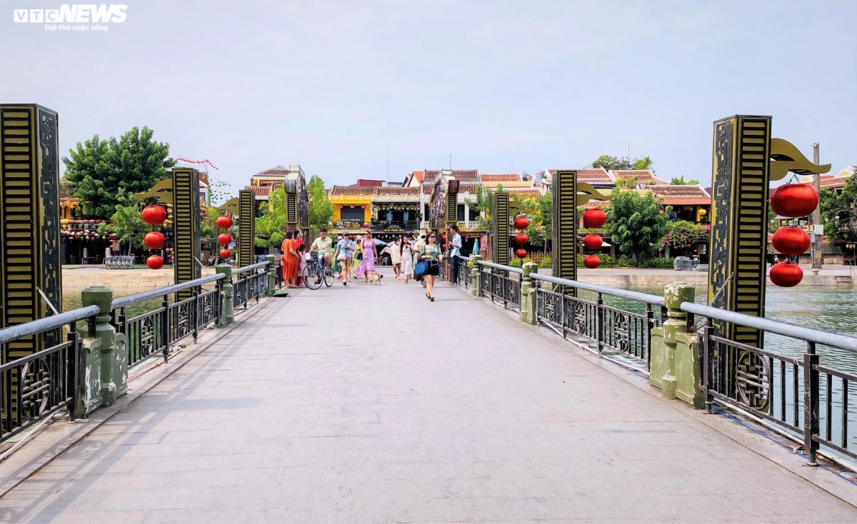 Cầu An Hội bắc qua sông Hoài vốn là nơi tập trung rất đông du khách nhưng trong buổi sáng đầu tiên của kỳ nghỉ lễ 2/9 cũng rơi vào tình cảnh thưa vắng.