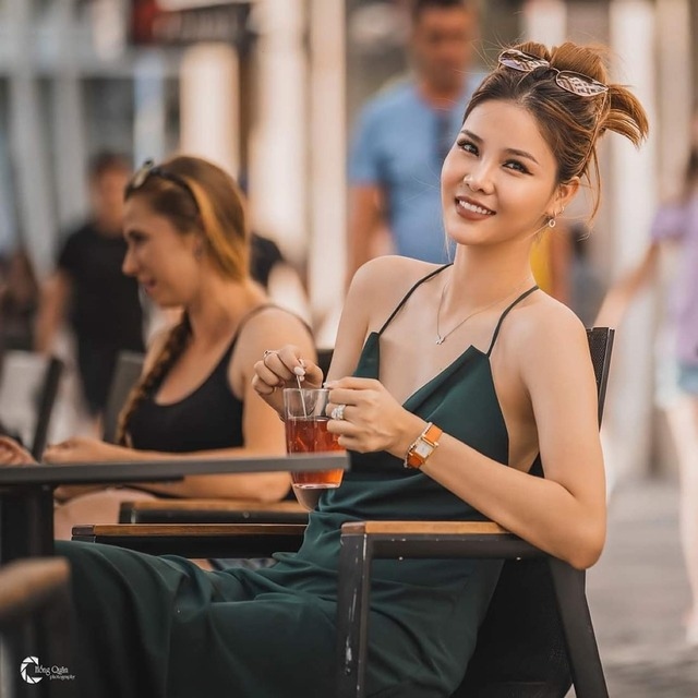 Trong suốt 3 tháng hậu "dao kéo", Kỳ Hân sợ hãi vì khuôn mặt gần như biến dạng cộng với áp lực từ dư luận về chuyện tình cảm của cô và cầu thủ Mạc Hồng Quân nên tinh thần của nữ người mẫu bị ảnh hưởng nhiều. Thậm chí, Kỳ Hân còn lo lắng mất đi tình yêu vì diện mạo thay đổi quá nhiều hậu "dao kéo". Mỹ nhân 28 tuổi thừa nhận: "Lúc phẫu thuật thẩm mỹ xong tôi sợ mọi người quay lưng với mình. Khi đó, tâm trạng của tôi không ổn định nên cứ suy nghĩ linh tinh. Ngay tại thời điểm đó, tôi cũng sợ Mạc Hồng Quân bỏ tôi vì gương mặt ghê quá nhưng may mắn anh ấy yêu vì tính cách của tôi, đồng thời, đó còn là duyên vợ chồng nữa. Sau này nghĩ lại, tôi thấy thương anh ấy nhiều vì đã không bỏ rơi tôi trong lúc tôi đối diện với nhiều áp lực".
