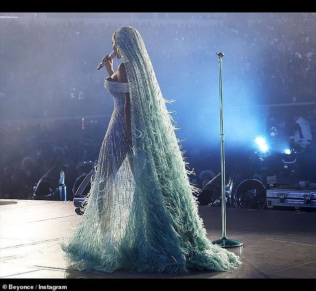 Beyonce thậm chí được cho là đã vung ra "hàng chục nghìn USD" cho một đội ngũ thợ may để tạo nên những bộ trang phục cầu kỳ trình diễn trong khuôn khổ "Renaissance World Tour".