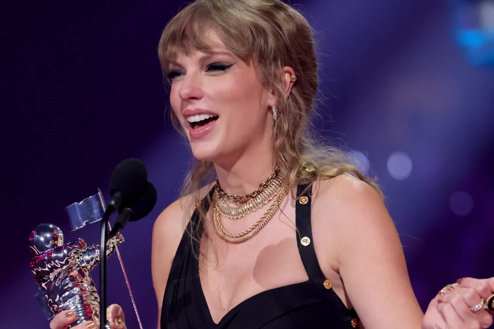 Taylor Swift đã làm nên lịch sử tại MTV Video Music Awards năm nay khi trở thành ca sĩ thắng nhiều nhất trong 1 lễ trao giải. Nữ ca sĩ sinh năm 1989 được gọi tên 9 lần ở các hạng mục: Nghệ sĩ của năm, Album của năm (Midnights), Bài hát của năm, Video của năm, Video Pop hay nhất, Đạo diễn MV xuất sắc, Quay phim đẹp nhất, Hiệu ứng hình ảnh đẹp nhất, Show diễn hay nhất mùa hè. Riêng ca khúc Anti-Hero giúp cô thắng 6 hạng mục. 