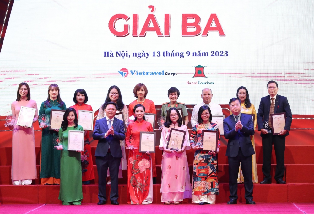 Các tác giả nhận Giải Ba.