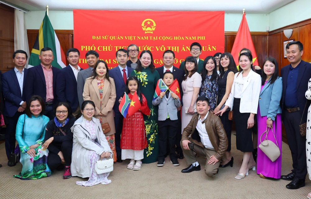 Phó Chủ tịch nước Võ Thị Ánh Xuân với đại diện cộng đồng người Việt Nam sinh sống và làm việc tại Nam Phi.