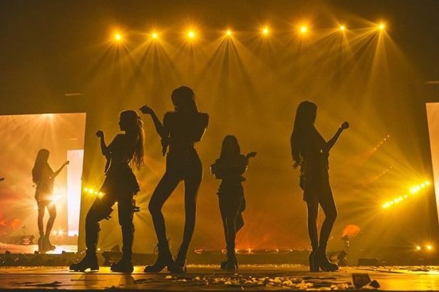 Nhóm nhạc nữ Blackpink đã tạo nên một đêm diễn cuối cùng đáng nhớ trong sự cổ vũ nhiệt thành của người hâm mộ tại Gocheok Sky Dome, Seoul vào ngày 16 và ngày 17/9 vừa qua. Toàn bộ 35.000 ghế đã được bán hết, Blackpink đã lập kỷ lục mới trong lịch sử lưu diễn của họ. Bốn cô gái tài năng đã đi qua 34 thành phố trên thế giới, tổ chức 66 buổi biểu diễn và thu hút 1,8 triệu khán giả. Đây là tour diễn đầu tiên của một nhóm nhạc nữ mang về doanh thu hơn 200 triệu USD. Chuyến lưu diễn này được dự đoán sẽ đạt gần 300 triệu USD sau khi nhận đầy đủ các báo cáo, mở rộng kỷ lục cho nhóm nhạc nữ tài năng.