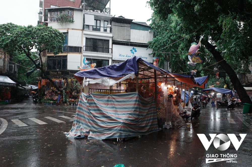 Nhiều người bán hàng tỏ ra ngao ngán vì đúng ngày hy vọng có đông khách thì trời đổ mưa khiến mọi công việc bị ngưng trệ, thất thu lớn.