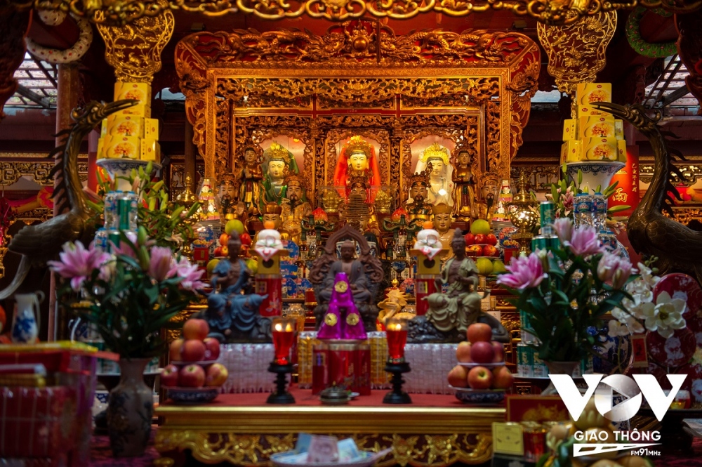 Khu vực thờ tự trong đền có hai gian chính, từ ngoài đi vào là nơi thờ Tam Tòa Thánh Mẫu.