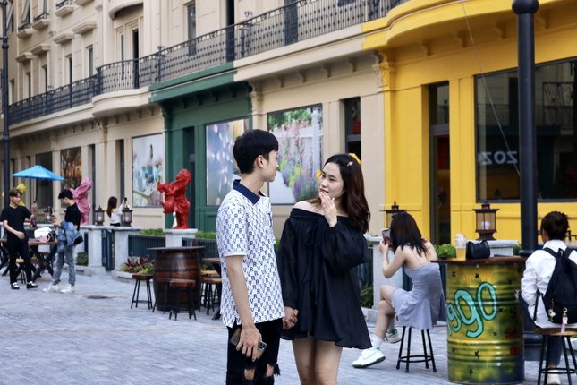 Walking along the pedestrian street, visitors feel as if they get lost in Europe.