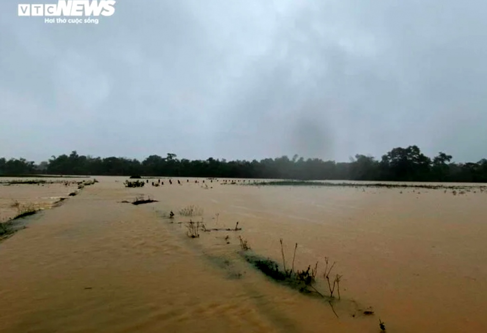 Major roads in Huong Do commune of Ha Tinh province have been inundated due to rising floodwaters. (Photo: VTC News)