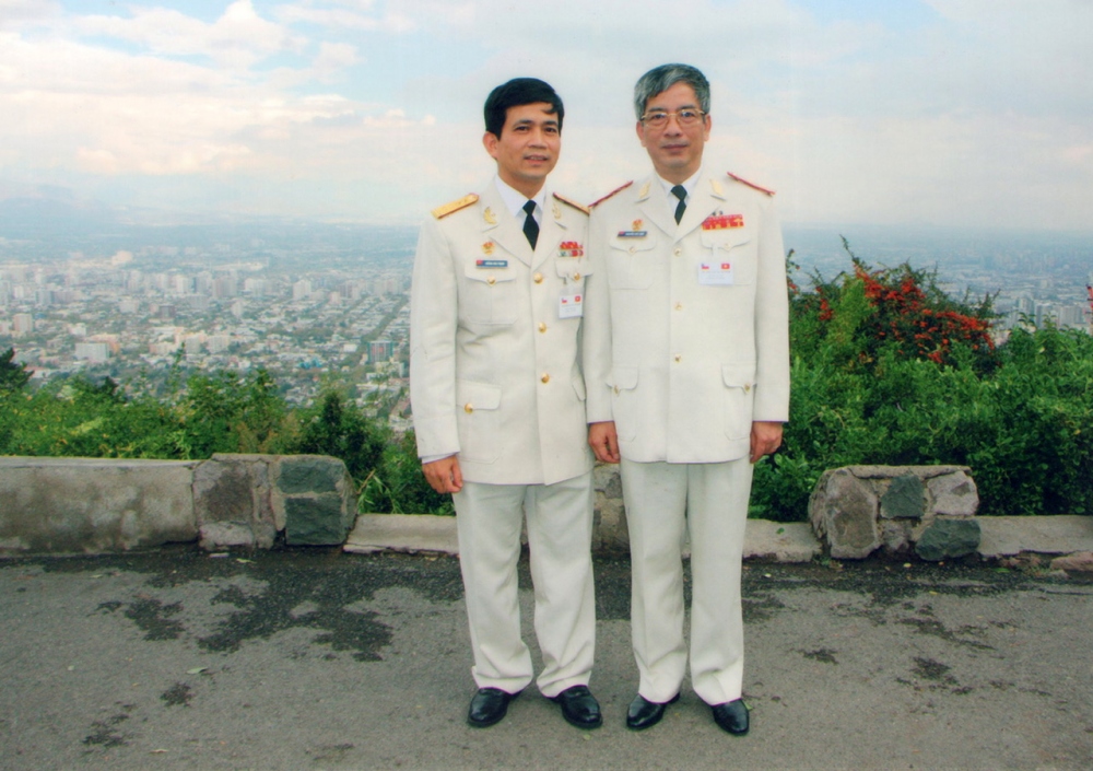 Đại tá Hoàng Kim Phụng tháp tùng Trung tướng Nguyễn Chí Vịnh, Tổng cục trưởng Tổng cục Tình báo quốc phòng trong chuyến công tác tại Châu Mỹ Latinh, tháng 6/2008.