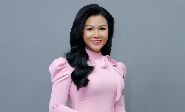Nhìn những bạn ca sĩ trẻ trên sân khấu, Dương Hồng Loan lại nhớ đến những ngày đầu chập chững bước vào nghề. Nữ ca sĩ chia sẻ khi đó, để có tiền lên TP.HCM đi học, gia đình cô phải tốn khá nhiều chi phí. "Bố mẹ đã chấp nhận bán một công đất để tôi lo học phí, tiền sinh hoạt và sắm một bộ máy vi tính", cô tiết lộ.