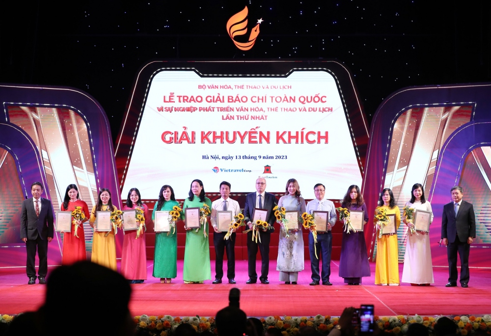Các tác giả nhận Giải Khuyến khích.