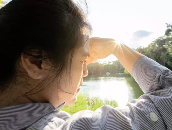Bảo vệ mắt bạn khỏi tia cực tím có hại: Tia UV của mặt trời gây hại cho mắt và có thể làm tăng nguy cơ đục thủy tinh thể. Vì vậy, việc bảo vệ mắt khỏi tia UV là rất quan trọng. Bất cứ khi nào bạn bước ra ngoài trời, hãy đeo kính râm có khả năng chống tia cực tím 100%. Ngoài ra, hãy cố gắng che mặt để bảo vệ mắt tốt hơn khỏi ánh nắng trực tiếp. Bằng cách thực hiện các biện pháp phòng ngừa này, sẽ giảm thiểu tác hại của bức xạ UV và giảm khả năng phát triển đục thủy tinh thể.