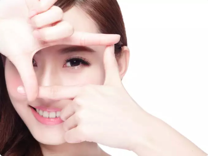 Áp dụng chế độ ăn giàu dinh dưỡng: Một chế độ ăn uống bổ dưỡng chắc chắn đóng một vai trò quan trọng trong việc duy trì sức khỏe mắt tối ưu. Bổ sung các loại thực phẩm giàu chất chống oxy hóa, chẳng hạn như trái cây và rau quả, để giúp chống lại ảnh hưởng do các gốc tự do gây ra. Cố gắng kết hợp các loại rau lá xanh như rau bina và cải xoăn, cũng như các loại trái cây nhiều màu sắc như cam và quả mọng, chứa nhiều vitamin và khoáng chất có lợi cho sức khỏe của mắt. Axit béo omega-3 có trong các loại cá như cá hồi và cá ngừ cũng có thể góp phần làm giảm nguy cơ đục thủy tinh thể.