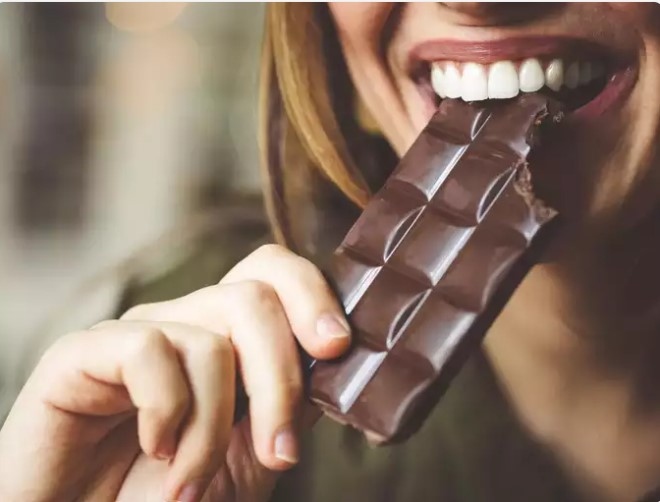 Socola: Sôcôla đen chứa các hợp chất có thể kích thích giải phóng endorphin và cải thiện tâm trạng. Nó cũng chứa phenylethylamine, một chất hóa học tự nhiên có liên quan đến cảm giác phấn khích và hấp dẫn.