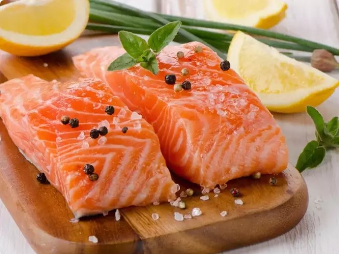 Cá béo: Các loại cá béo như cá hồi và cá thu rất giàu axit béo omega-3, giúp tăng cường sức khỏe tim mạch. Một trái tim khỏe mạnh là điều cần thiết để cải thiện lưu lượng máu và cải thiện ham muốn tình dục ở phụ nữ.