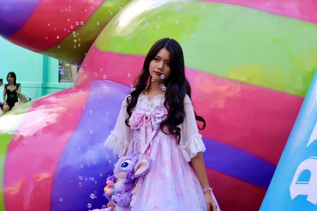 Tran Ngoc Quynh Trang, a young resident, says she is attracted by eye-catching designs and decorations there.