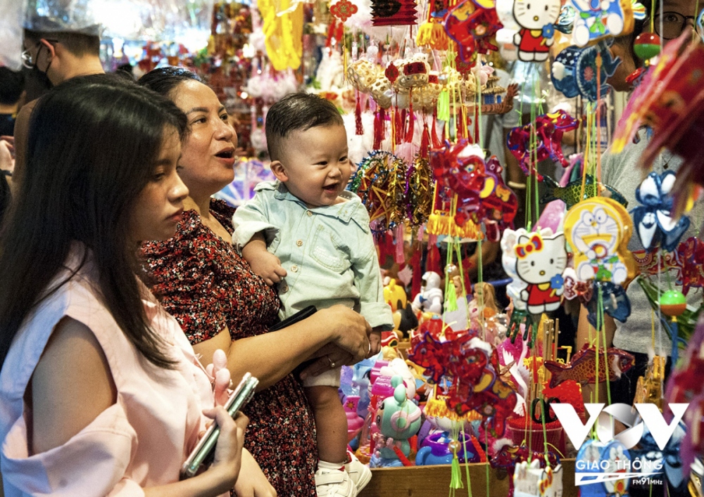 Enjoying the festive atmosphere and watching the colourful lanterns help people relive their youth, shoppers say.