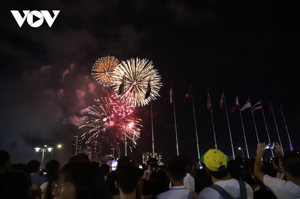 Bad weather cannot prevent revelers flocking to the two venues watching the fireworks display.