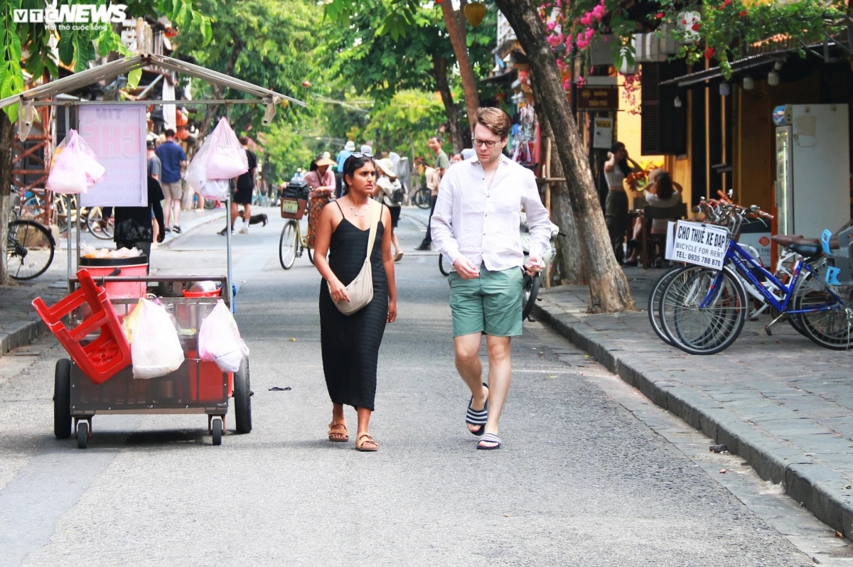 Vài du khách nước ngoài tản bộ trên tuyến đường Lê Lợi dẫn vào trung tâm phố cổ.