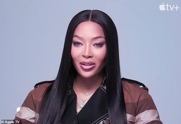 Trong loạt phim tài liệu The Super Models trên Apple TV+, Naomi Campbell cởi mở chia sẻ về góc khuất phía sau ánh hào quang thời kỳ đỉnh cao những năm 1990. Siêu mẫu, hiện 53 tuổi, cho biết cô bắt đầu dùng rượu, ma túy vào thời kỳ đầu làm người mẫu để giải quyết nỗi đau từng bị cha bỏ rơi lúc lọt lòng.