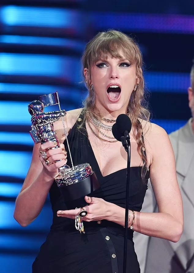 Tại MTV VMAs tối 12/9, giữa lúc đang tận hưởng chiến thắng liên tiếp, ca sĩ Taylor Swift hoảng hốt phát hiện viên kim cương đã rơi khỏi chiếc nhẫn trị giá 12.000 USD. Không rõ cuối cùng Taylor có tìm lại được viên kim cương hay không, nhưng khi lên sân khấu nhận giải Video của năm, chiếc nhẫn đã biến mất trên tay trái của nữ ca sĩ. Đại diện ngôi sao nhạc pop cũng từ chối bình luận về thông tin này.