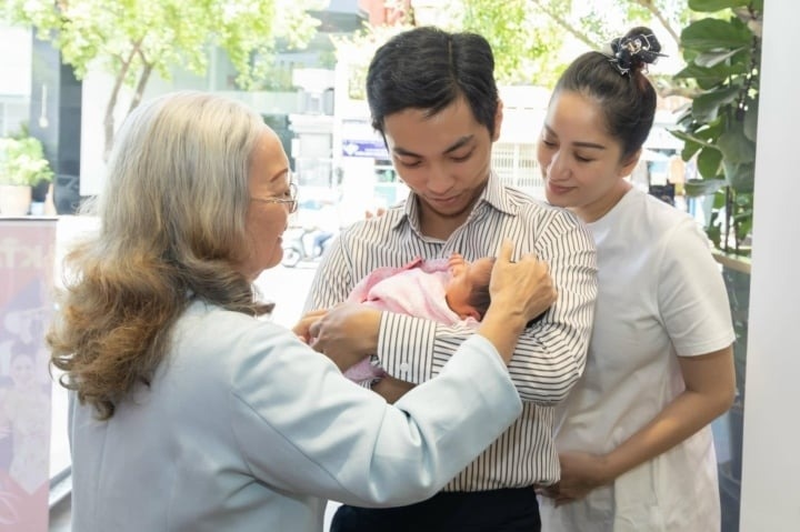 Khánh Thi vừa chia sẻ những hình ảnh xuất viện về nhà sau khi sinh em bé thứ ba. Cô được gia đình nhà chồng ân cần ra đón. Phan Hiển bế em bé để ông bà nựng và thực hiện nghi lễ quan trọng trước khi vào nhà.