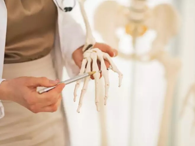 Sarcoma là một nhóm ung thư hiếm gặp bắt đầu ở xương hoặc mô mềm của cơ thể. Nói cách khác, sarcoma là thuật ngữ dùng để mô tả bệnh ung thư xương và ung thư phát triển trong các mô liên kết. Nó chiếm khoảng 1% đến 2% trong số tất cả các bệnh ung thư ảnh hưởng đến trẻ em, thanh thiếu niên và thậm chí cả người lớn. Mặc dù ung thư xương có thể phát triển ở bất kỳ vị trí nào trên cơ thể nhưng nó chủ yếu phát triển ở cánh tay và chân. Vì sarcoma phát triển sâu trong cơ thể và biểu hiện rõ ràng sau khi xuất hiện một khối u nên người ta có thể không nhìn thấy bất kỳ dấu hiệu hoặc triệu chứng đáng kể nào. Điều này làm cho việc chẩn đoán sớm sarcoma là rất quan trọng.