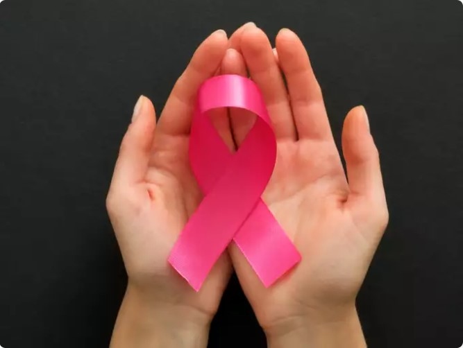 Quét xương: Xét nghiệm xương giúp hỗ trợ xác định giai đoạn của ung thư xương. Một lượng nhỏ chất đánh dấu phóng xạ được tiêm vào tĩnh mạch của bệnh nhân, chất này sẽ tích tụ ở các vùng xương. Một camera đặc biệt sẽ giúp phát hiện bức xạ phát ra từ thiết bị đánh dấu, tạo ra hình ảnh. Lúc đó vùng xương khỏe mạnh có vẻ nhẹ hơn, trong khi các khu vực bị ảnh hưởng bởi tế bào ung thư hoặc gãy xương lại nổi bật hơn.