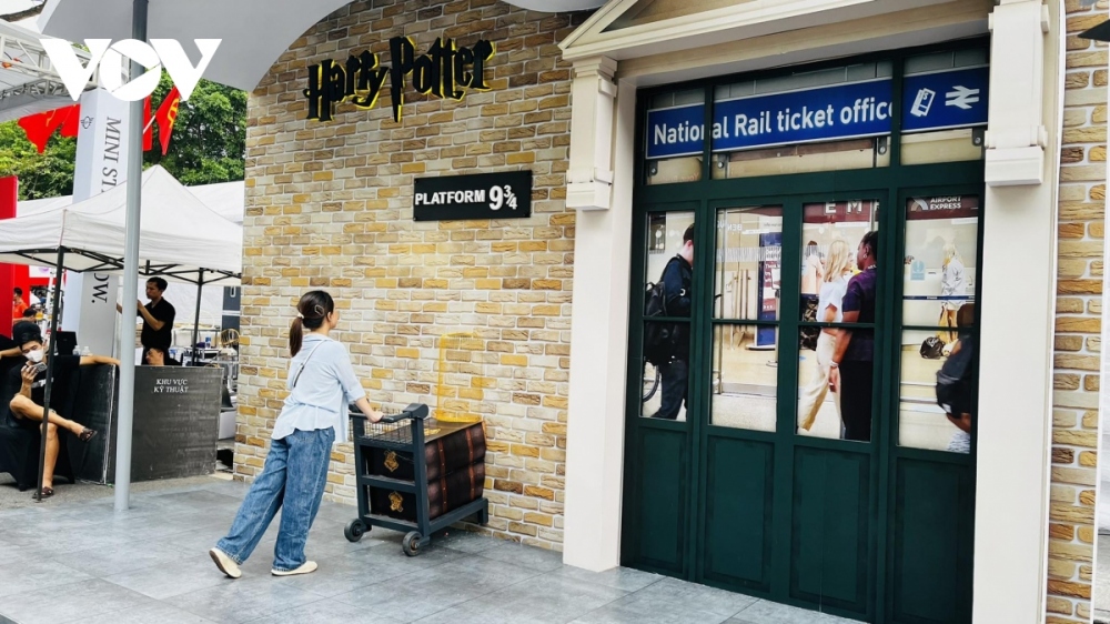 Visitors are excited to discover the replica of the entrance gate to a railway station of the UK right in Hanoi