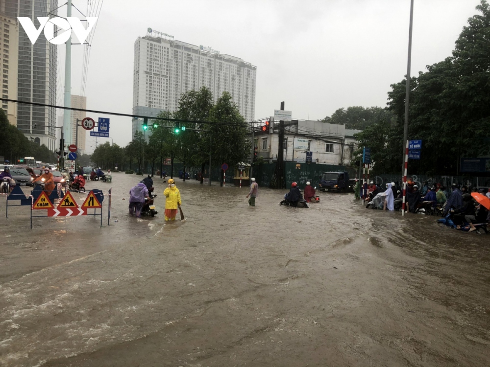 In just few hours, several outlying and inner districts such as My Duc, Ung Hoa, Hoang Mai, Hoan Kiem, Ba Dinh, Hai Ba Trung and Dong Da have received between 50 and 200mm of rain.
