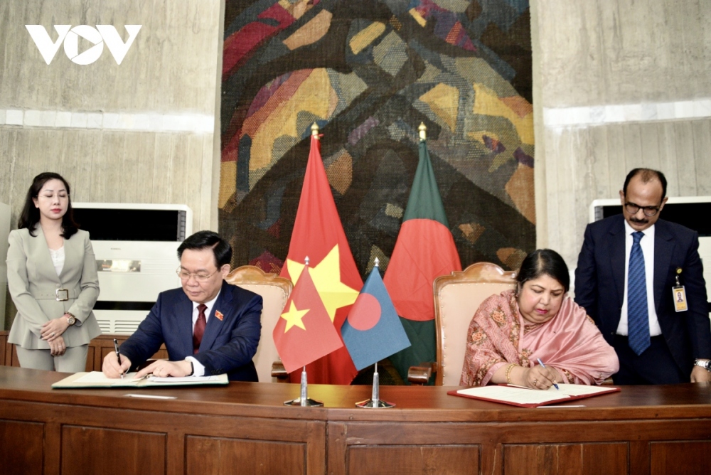 Chủ tịch Quốc hội Vương Đình Huệ và Chủ tịch Quốc hội Bangladesh Shirin Chaudhury ký Bản ghi nhớ hợp tác đầu tiên giữa hai Quốc hội.