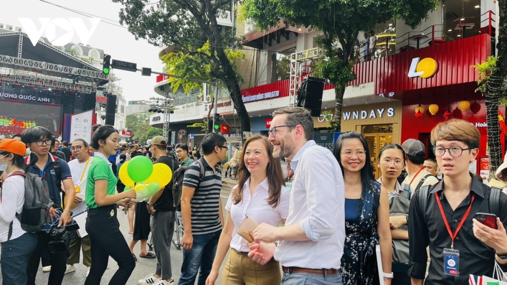 Crowds of people converge on Dong Kinh Nghia Thuc square to discover the UK’s culture and civilization.