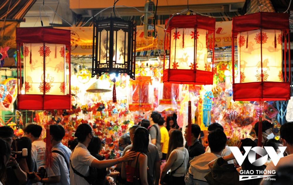 Artisan Cao Hung, 67, says the craft of making military lanterns used during holidays, festivals or lunar New Year holiday is fading away. Such lanterns are now improved with patterns to cater to users’ taste, costing several hundred thousands of Vietnamese Dong each.