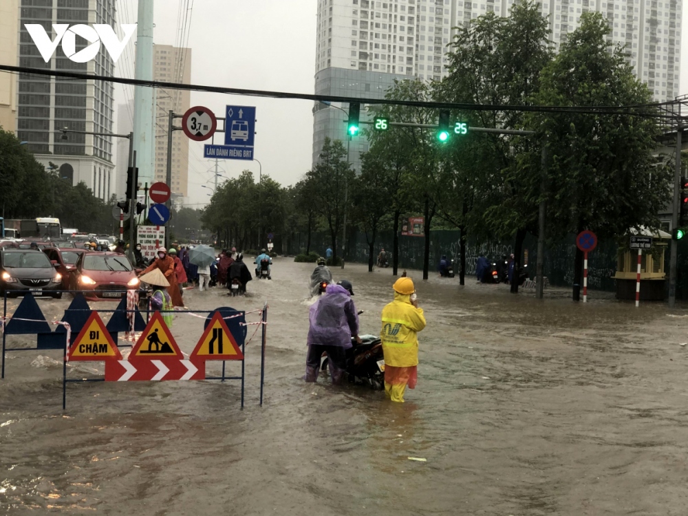 The Hanoi Sewerage and Drainage Company has decided to open gates into its detention basins and operate its pumping stations to ease pressure in the inner area.