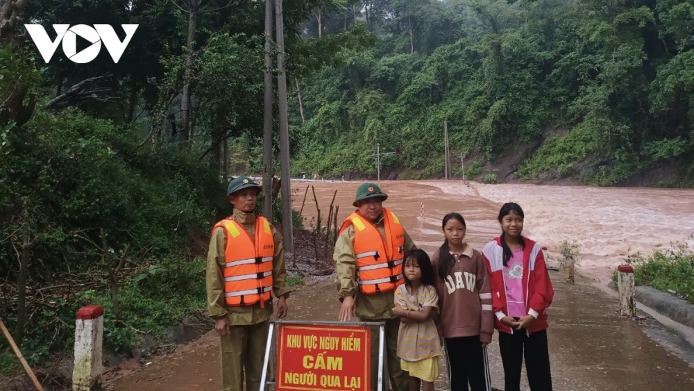 Many roads have been totally impassable due to heavy landslides and violent floodwaters. Relevant forces have erected signs to warn people of danger areas.