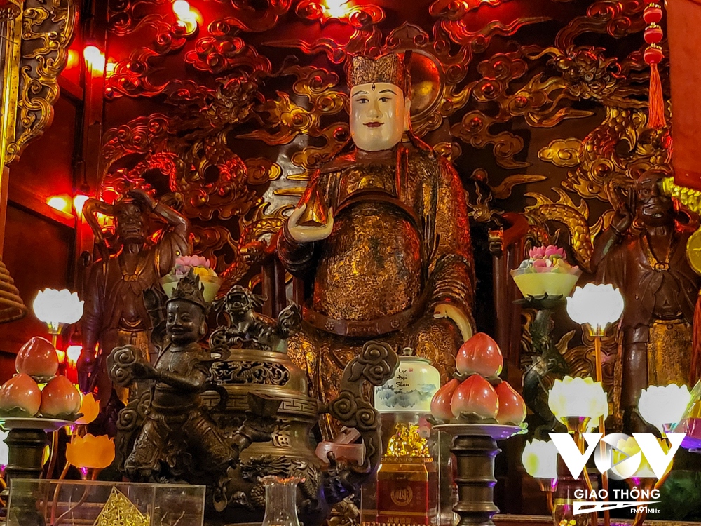 Tượng Hỏa Thần - Quang Hoa Mã Nguyên Suý. Tay của Ngài cầm một vật có hình chóp. Nhiều người cho rằng đó chính là hình viên đá để tạo ra lửa. Phía ngoài hai bên là hai pho thị giả, Thiên Lí Nhãn (nhìn thấy khắp nơi) và Thuần Phong Nhĩ (nghe thấu mọi điều).