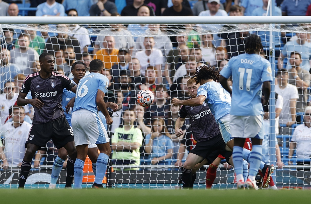 Ake đánh đầu ghi bàn cho Man City cuối hiệp 1. (Ảnh: Reuters). 