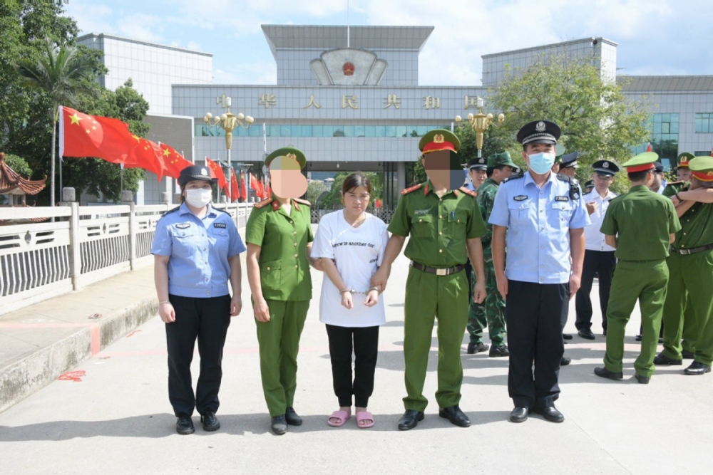 Công an Cao Bằng nhận bàn giao đối tượng Đoàn Thị Uyên