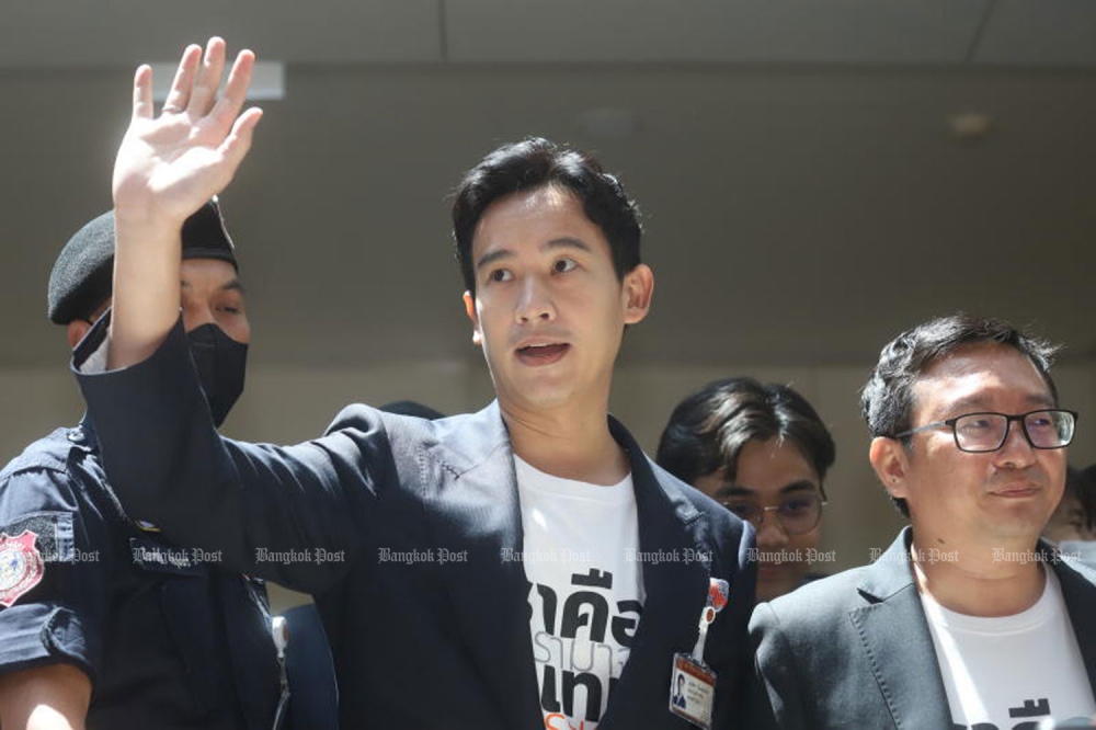 Chủ tịch đảng Tiến bước Pita Limjaroenrat giữa và Tổng Thư ký Chaithawat Tulathon. Ảnh: Bangkokpost