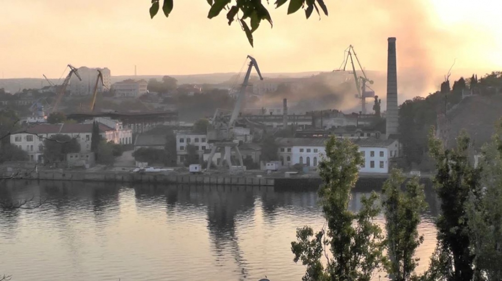 Khói bốc lên từ một xưởng đóng tàu bị tấn công tên lửa ở Sevastopol, Crimea ngày 13/9/2023. Ảnh: Reuters