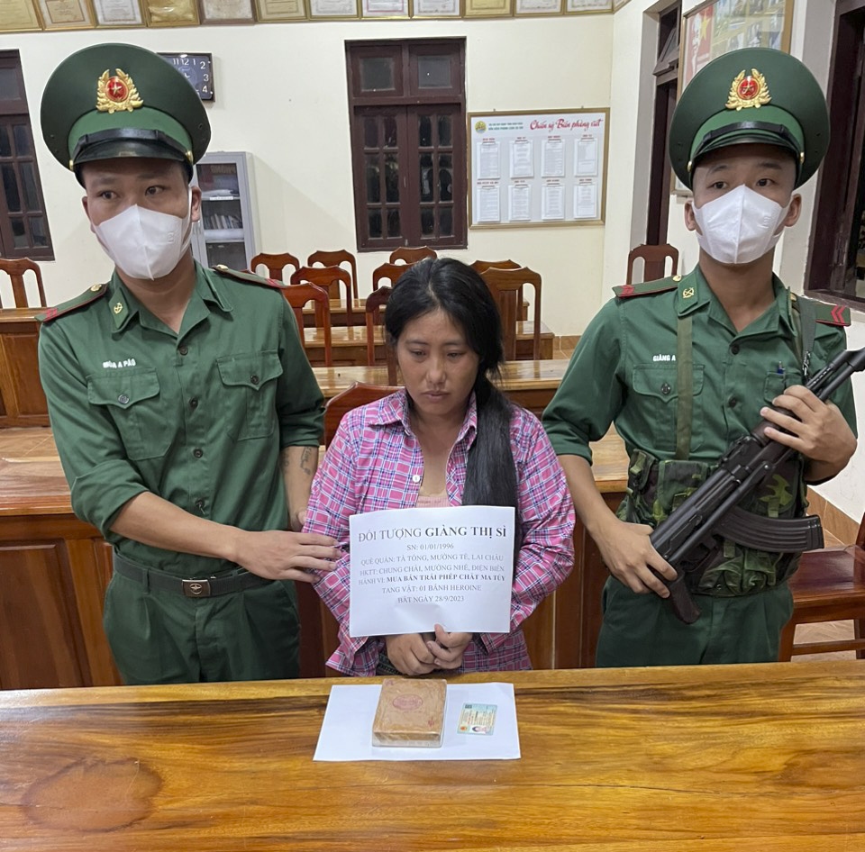 Giàng Thị Sì cùng tang vật.