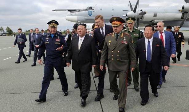 Nhà lãnh đạo Triều Tiên Kim Jong Un đi thị sát các máy bay ném bom chiến lược, tên lửa siêu thanh và tàu chiến có khả năng hạt nhân cùng Bộ trưởng Quốc phòng Nga Sergei Shoigu.Ảnh: Reuters