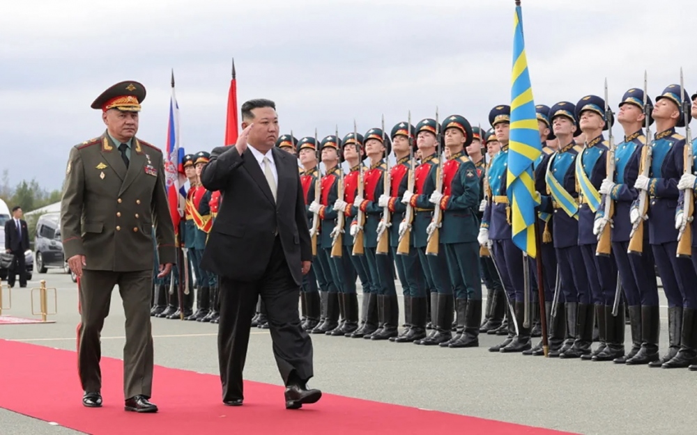 Nhà lãnh đạo Triều Tiên Kim Jong Un cùng Bộ trưởng Quốc phòng Nga Shoigu duyệt đội danh dự của quân đội Nga trong thời gian ông Kim thăm Nga. Ảnh: Bộ Quốc phòng Nga.