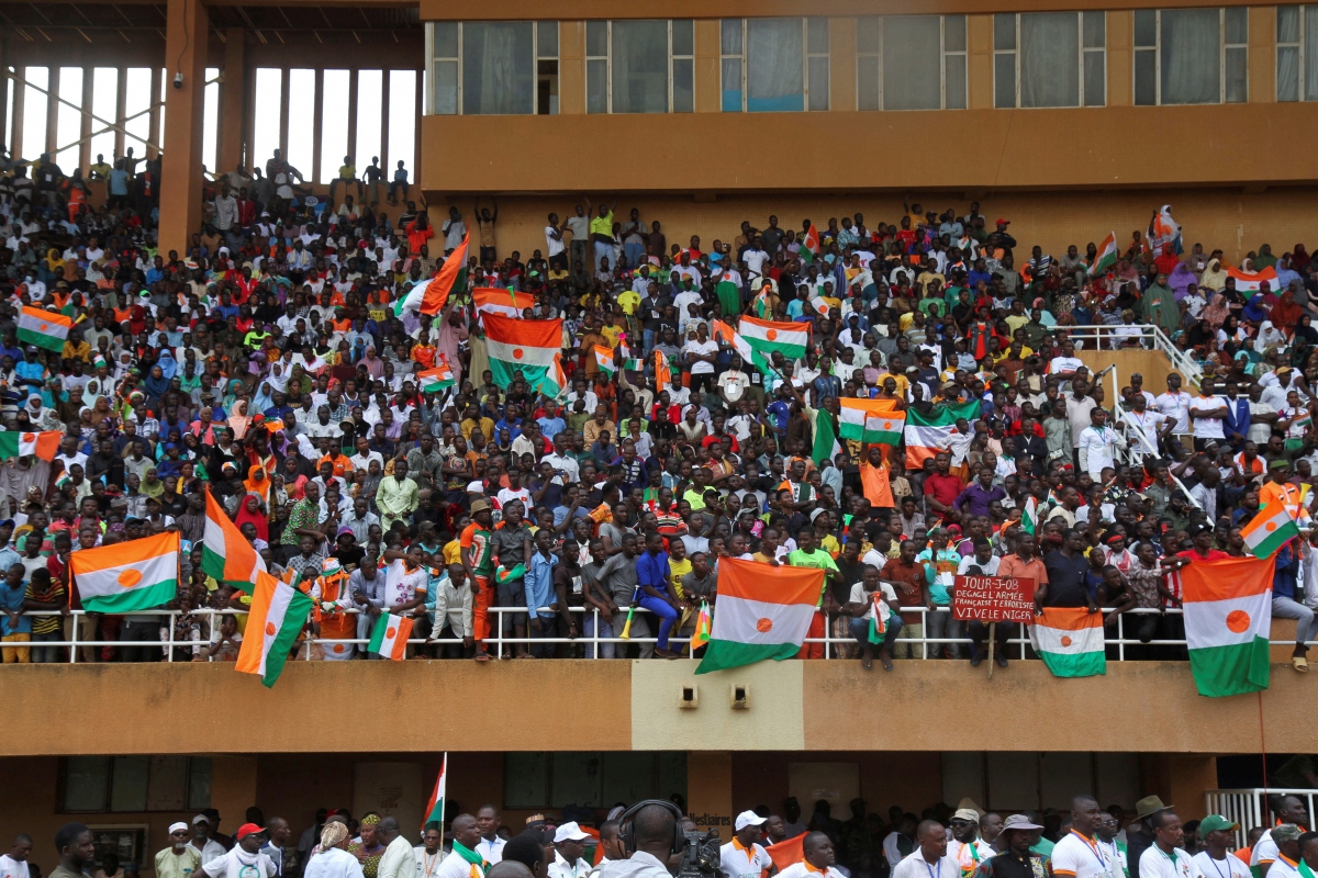 Người Niger biểu tình chống Pháp tại sân vận động. Ảnh: Reuters