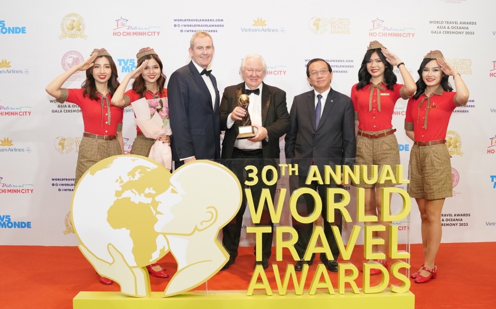 Phó Tổng giám đốc Michael Hickey (giữa) đại diện Vietjet nhận giải thưởng “Hãng hàng không hàng đầu châu Á về trải nghiệm khách hàng 2023”