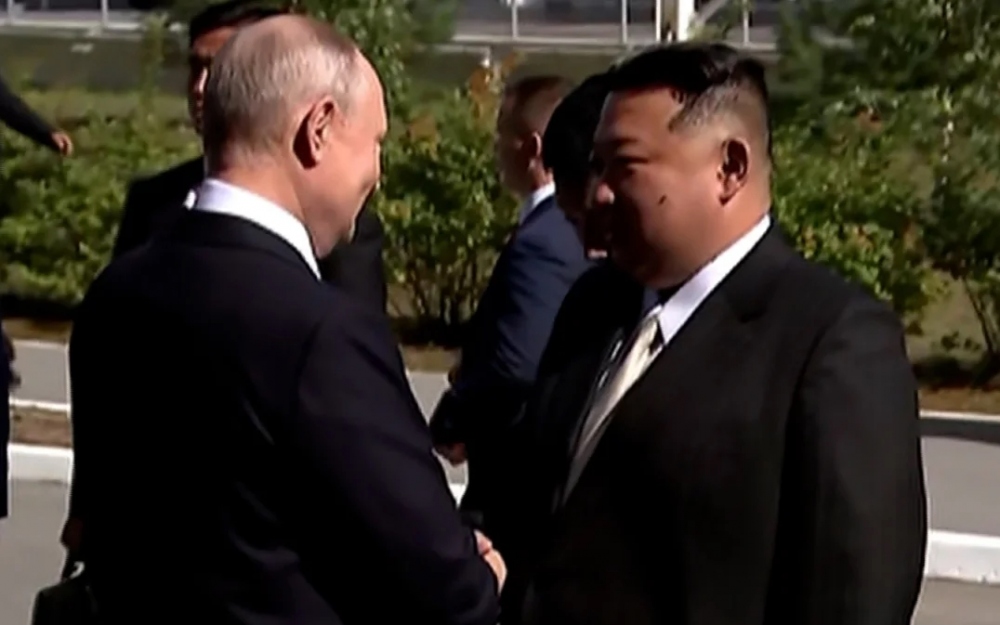 Tổng thống Nga Putin (trái) tiếp Chủ tịch Triều Tiên Kim Jong Un. Ảnh: Kremlin..