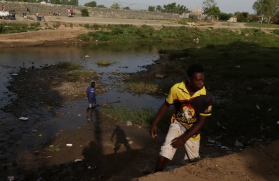 Người dân Haiti bên bờ sông Massacre, chảy giữa Haiti và Cộng hòa Dominica trên đảo Hispaniola thuộc vùng Caribe. (Ảnh: Reuters)